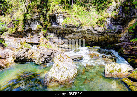 Rivière qui coule à travers les gorges de Breitachklamm Banque D'Images