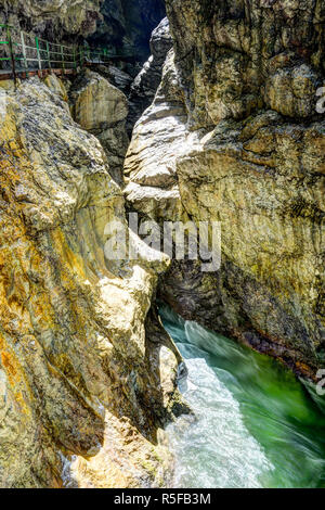 Rivière qui coule à travers les gorges de Breitachklamm Banque D'Images