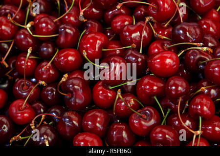 Cerises rouges frais sur le marché de détail close up Banque D'Images