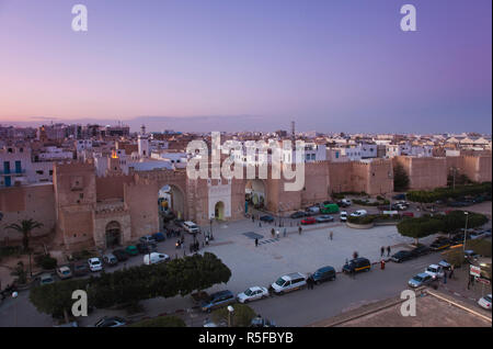 La Tunisie, la Côte Centrale de Tunisie, Sfax, élevée sur la Médina le long de l'Avenue Ali Belhouane et Bab Diwan gate, dusk Banque D'Images