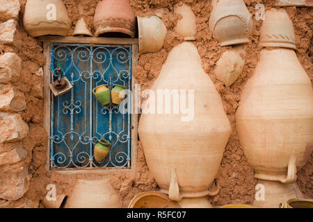 L'île de Djerba, Tunisie, Guellala, produits localement pour la vente de poterie Banque D'Images