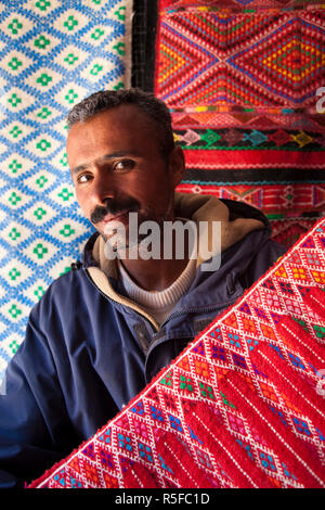 La Tunisie, Ksour, Toujane, marchand de tapis berbères, (MR) Banque D'Images