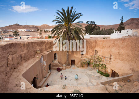 La Tunisie, Ksour, Matmata, elevated view de bâtiments souterrains Banque D'Images