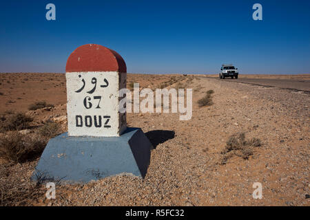 La Tunisie, Ksour, Parcours C 105, road sign pour Douz Banque D'Images