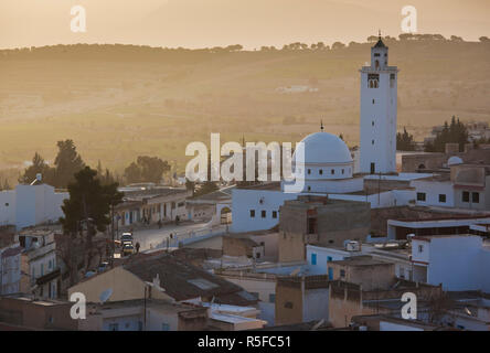 La Tunisie, centre-ouest de la Tunisie, Le Kef, augmentation de la vue de la mosquée de l'ouest, au crépuscule Banque D'Images