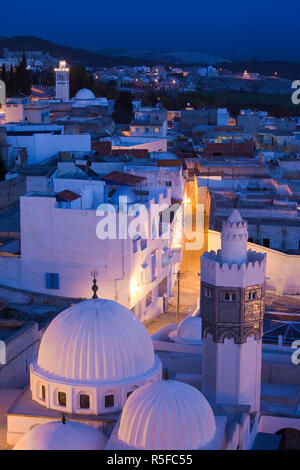 La Tunisie, centre-ouest de la Tunisie, Le Kef, Zouia de Sidi Abdallah Boumakhlouf mosquée, elevated view, soir Banque D'Images