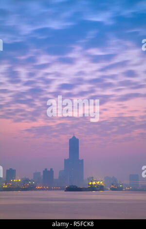 Taïwan, Kaohsiung, vue sur le port en regardant vers la ville et Formosa 85 Sky Tower - Tunex Sky Tower Banque D'Images