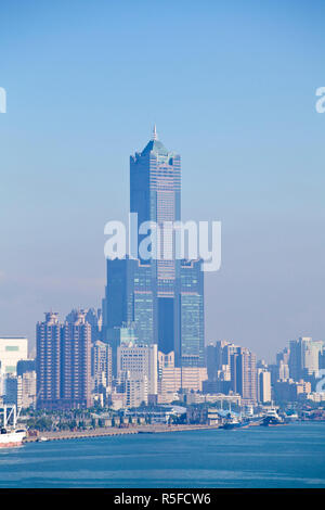 Taïwan, Kaohsiung, vue sur le port en regardant vers la ville et Formosa 85 Sky Tower - Tunex Sky Tower Banque D'Images