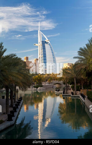 Emirats arabes unis (EAU), Dubaï, le Burj Dubaï vue depuis le complexe hôtelier de luxe de Madinat Jumeirah Banque D'Images
