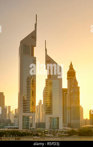 Émirats Arabes Unis, Dubai, Sheikh Zayed Road, Emirates Towers Banque D'Images