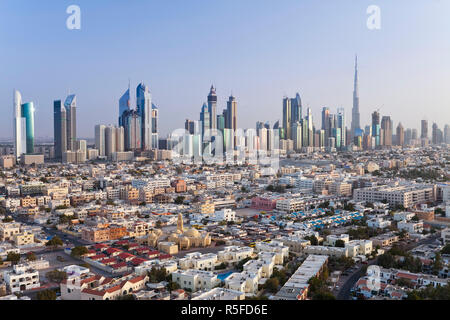 Emirats arabes unis, dubaï, toits de gratte-ciel modernes y compris le Burj Khalifa sur Sheikh Zayed Road Banque D'Images