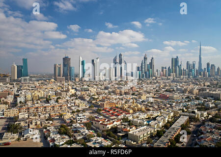 Emirats arabes unis, dubaï, toits de gratte-ciel modernes y compris le Burj Khalifa sur Sheikh Zayed Road Banque D'Images