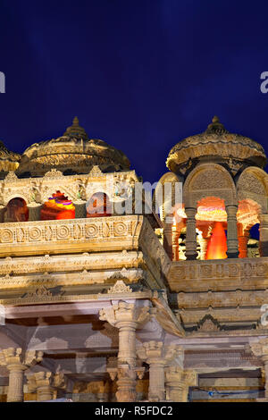 Angleterre, London, Brent, Wembley, Shri Sanatan Hindu Mandir éclairé la nuit de fête hindoue de Diwali Banque D'Images