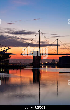 L'Angleterre, Londres, Royal Victoria Docks, Royal Victoria Dock Bridge et centre d'exposition Excel Banque D'Images