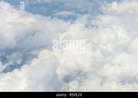 Ciel bleu et nuages comme vu à travers la vitre d'aéronefs Banque D'Images