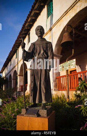 États-unis, Californie, le sud de la Californie, Santa Barbara, Santa Barbara Mission, statue de Père Junipero Serra Banque D'Images