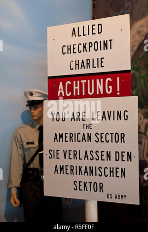 États-unis, Californie, Californie du Sud, Simi Valley, la Ronald Reagan Presidential Library, Checkpoint Charlie signe de guerre froide Berlin Banque D'Images