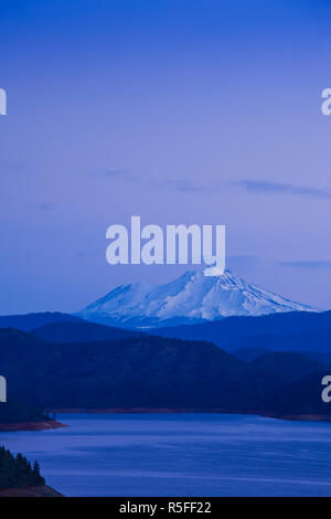 États-unis, Californie, Californie du Nord, montagnes du Nord, Sommet City, Shasta Lake et vue sur le mont. Shasta, Dawn Banque D'Images