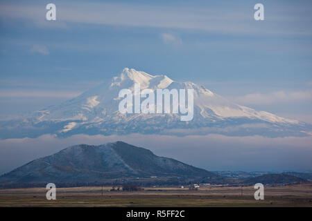 États-unis, Californie, Californie du Nord, montagnes du Nord, la Grenade, vue de Mt. Shasta, altitude 14 162 pieds de la Route 5 Banque D'Images