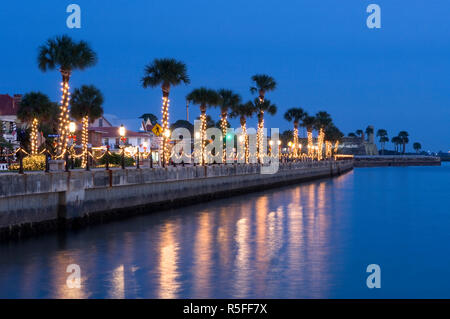 USA, Floride, Saint Augustin, "Nuits de célébration de Noël des lumières, palmiers, les lumières de Noël Banque D'Images