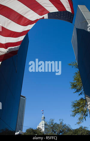 USA, Floride, Tallahassee, Vietnam Veterans Memorial, US flag Banque D'Images