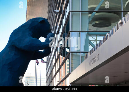 États-unis, Colorado, Denver, Colorado Convention Center, je vois ce que vous voulez dire, Big Blue Bear sculpture de Lawrence d'Argent Banque D'Images