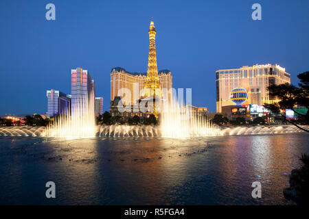 États-unis d'Amérique, Nevada, Las Vegas, le Bellagio fontaines effectuer en face de la Tour Eiffel replica Banque D'Images