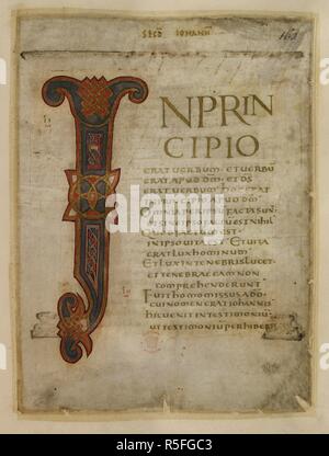 Incipit page à l'Evangile de saint Jean, avec initiale décorée 'I'. Les évangiles n'étaient peut-être un cadeau de l'Empereur Othon I de l'Allemagne d'Athelstan, qui les a présentés à l'église Christ, Canterbury, et ont été utilisés comme le couronnement du livre des rois anglo-saxons. Évangiles de couronnement. S. Pays-bas [Lobbes, près de Liège] ; années 875-900. Source : Cotton Tiberius A. II, f.165. Langue : le latin. Banque D'Images
