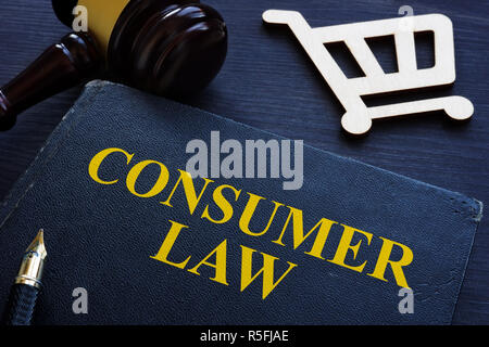 Le droit de la consommation, Gavel et panier sur un bureau. Banque D'Images