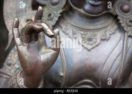 Détail de la statue de Bouddha avec Karana mudra position main Banque D'Images