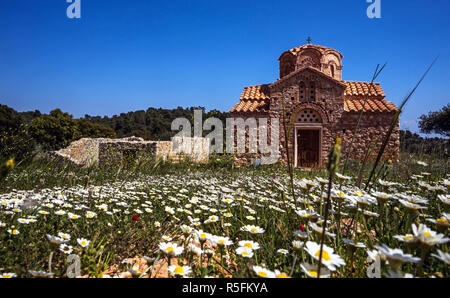 Une vieille petite église byzantine dans la campagne grecque Banque D'Images