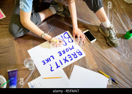 Les élèves de l'Association des étudiants de l'Université de Bristol préparer une banderole et des pancartes pour une marche à l'appui d'un vote du peuple ou du deuxième référendum sur Brexit Banque D'Images