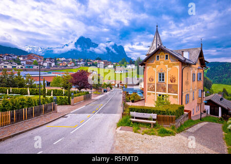 Ville de montagne idyllique Kastelruth Architecture et vue montagnes Banque D'Images