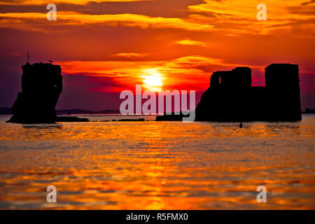 Sukosan vieille ruine sur la mer, vue sur le coucher de soleil Banque D'Images