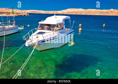 Bateau flottant sur la mer turquoise dans canal Velebit Banque D'Images