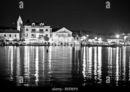 Sukosan village Adriatique soir vue noir et blanc Banque D'Images