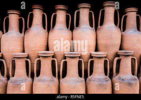 Amphores romaines conservées à tenir les temps anciens comme navire de commerce. Sur fond noir isolé Banque D'Images