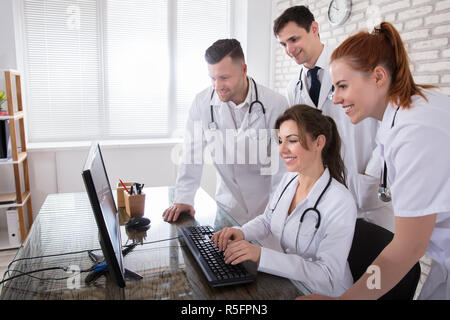 Groupe de médecins à la recherche à l'ordinateur Banque D'Images