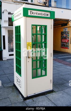 Défibrillateur en cabine téléphonique, Killarney, Irlande Banque D'Images