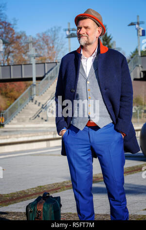 Bel homme dans la cinquantaine en attente à la station de train Banque D'Images