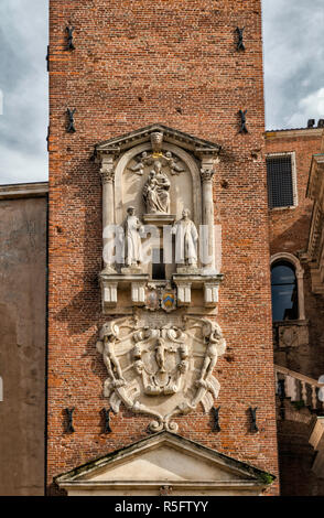 À Torre Bissara sculptures, tour de l'horloge, 12e siècle, la Piazza dei Signori, à Vicenza, Vénétie, Italie Banque D'Images