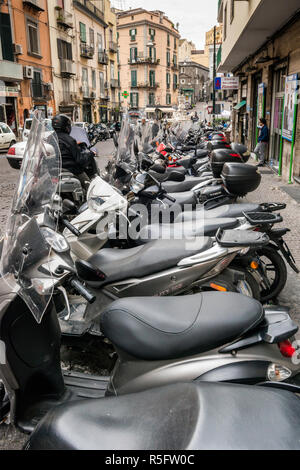 Les scooters garés à Calata Trinità Maggiore, dans la rue, quartier Centro Storico Naples, Campanie, Italie Banque D'Images