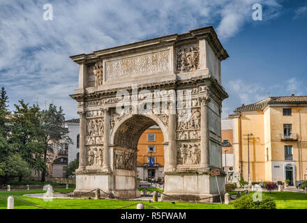 Arco di Traiano (arc de Trajan), l'Empire romain, 2e siècle, dans la région de Bénévent, Campanie, Italie Banque D'Images