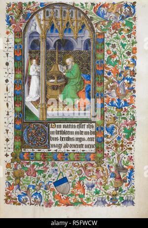 Saint Matthieu. Saluces Heures. Italie [Savoie] ; au milieu du 15ème siècle. (Ensemble de l'Évangile folio). St Matthieu assis à un stand d'écriture avec ange tenant un livre. St Matthieu 2, 1 à 2, commençant par 'C' initiale décorée. Frontières de la décoration florale avec animaux mythiques et grotesques. Probablement produites pour AmadÃ©e de Saluces, fille de Manfroy, Seigneur de CardÃ© Image prise de Saluces Heures. Publié à l'origine/produit en Italie [Savoie] ; au milieu du 15ème siècle. Source : ajouter. 27697, f.16. Langue : le latin. Banque D'Images