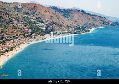 Letojanni ville touristique de la côte de la mer Ionienne Banque D'Images