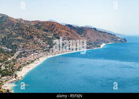 Letojanni resort village de côte de la mer Ionienne Banque D'Images