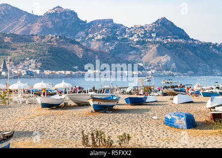 Les navires sur la plage dans le vieux port dans la ville de Giardini Naxos Banque D'Images