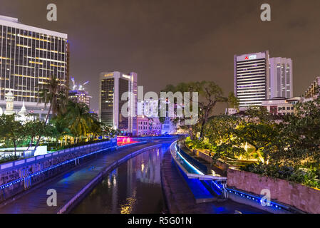 Kuala Lumpur, Malaisie - le 2 octobre 2018 : skyline nuit vue feux bleus sur la rivière à Kuala Lumpur, Malaisie Banque D'Images