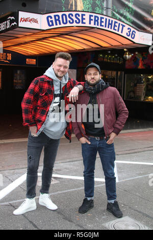 Ben Zucker & Claudio Capeo - Photocall peu avant leur concert à la Grosse Freiheit 36 à Hambourg avec : Ben Zucker & Claudio Capeo Où : Hambourg, Allemagne Quand : 30 Oct 2018 : Crédit/WENN.com Becher Banque D'Images