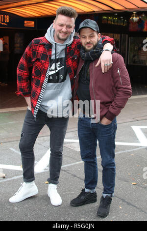 Ben Zucker & Claudio Capeo - Photocall peu avant leur concert à la Grosse Freiheit 36 à Hambourg avec : Ben Zucker & Claudio Capeo Où : Hambourg, Allemagne Quand : 30 Oct 2018 : Crédit/WENN.com Becher Banque D'Images